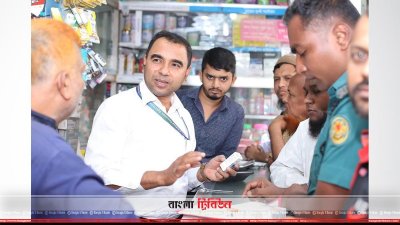 বাজার তদারকি করছেন মোহাম্মদ আবদুল জব্বার মন্ডল