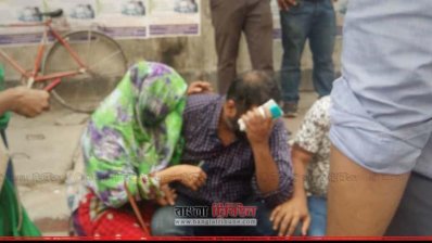 স্বামীর পাশে বসে কাঁদছেন স্ত্রী স্বপ্না