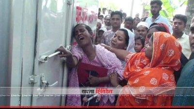 মোজাম্মেলের মরদেহবাহী গাড়ি গ্রামের বাড়িতে পৌঁছলে স্বজনদের আহাজারি