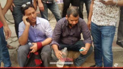 স্ত্রীর সঙ্গে ফোনে কথা বলছেন ক্রেনে নেমে আসা একজন