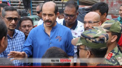 অগ্নিকাণ্ডের ঘটনাস্থলে মেয়র আতিকুল ইসলাম