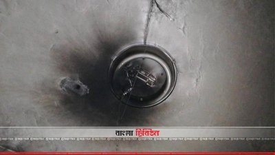 চতুর্থ তলায় এই বাতিটি বিস্ফোরিত হয়ে আগুন লেগে যায়