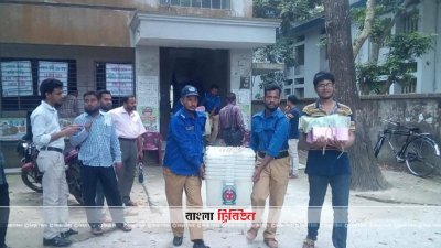 খুলনার একটি কেন্দ্রে নেওয়া হচ্ছে নির্বাচনি সরঞ্জাম