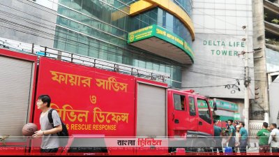 আগুনের তথ্য পাওয়ার সঙ্গে সঙ্গে সেখানে পৌঁছে যায় ফায়ার সার্ভিসের গাড়ি