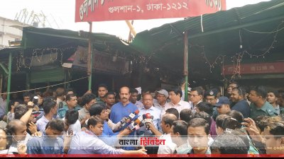 পুড়ে যাওয়া কাঁচাবাজারে ডিএনসিসি মেয়র এবং স্থানীয় সরকার মন্ত্রী