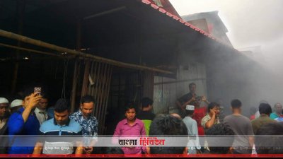 সিএনসিসি কাঁচাবাজার ও সুপারমার্কেটে আগুন