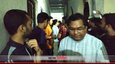 বিক্ষোভ থামাতে উপস্থিত হন প্রাধ্যাক্ষ ও ডাকসু নেতারা 