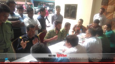 এফআর টাওয়ারের পাশে অস্থায়ী পুলিশ কন্ট্রোল রুমে গণশুনানি