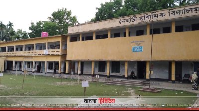 খুলনার নৈহাটী মাধ্যমিক বিদ্যালয় কেন্দ্রে সকাল আটটা ৫৫ মিনিটেও ভোটারদের দেখা মেলেনি
