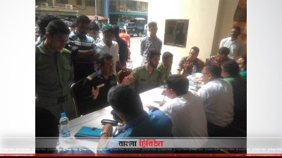 এফ আর টাওয়ারে আগুনের ঘটনায় গণশুনানিতে অংশগ্রহণকারীদের একাংশ