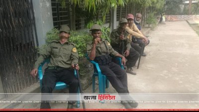 ফেনীর একটি কেন্দ্রে অলস সময় পার করছেন আনসার সদস্যরা