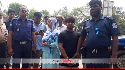 জালভোট দিতে গিয়ে আটক ২