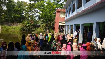 লোহাগাড়ায় বেশিরভাগ কেন্দ্রে ভোটারদের দীর্ঘ লাইন