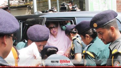 বিএসএমএমইউতে নারী কারারক্ষীদের সহায়তায় খালেদা জিয়াকে গাড়ি থেকে নামানো হয়