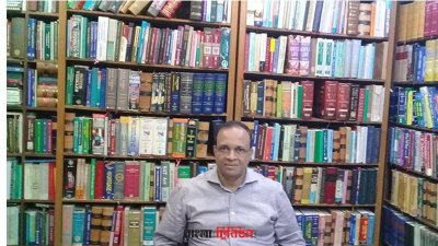 গণফোরামের সংসদ সদস্য মোকাব্বির খান। অনুমতি ছাড়া শপথ নেওয়ায় তাকে বকেছেন দলের সভাপতি ড. কামাল হোসেন
