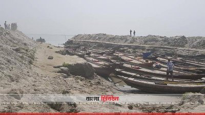 নিষেধাজ্ঞা উপেক্ষা করে মাছ শিকার করতে নদীপাড়ে খাল খনন করে জেলেরা