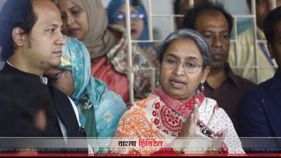 সাংবাদিকদের সঙ্গে কথা বলছেন শিক্ষামন্ত্রী ডা. দীপু মনি