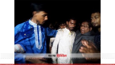 এসএম হলে ডাকসু ভিপি নুরের ওপর ডিম নিক্ষেপ
