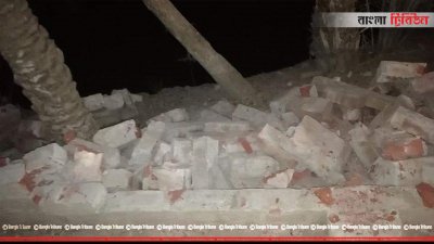 ফজলুল করিমের বাড়ির ভেঙে ফেলা সীমানা প্রাচীর