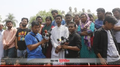 রাজু ভাস্কর্যের সামনে সাংবাদিকদের সঙ্গে কথা বলেন ভিপি নুরুল হক
