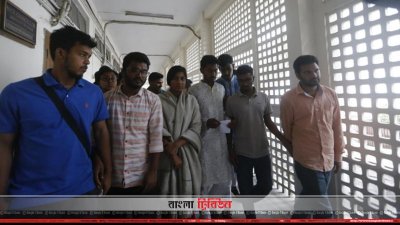 ভিসির সঙ্গে সাক্ষাৎ শেষে বেরিয়ে আসছেন ভিপি নুর ও অন্যরা