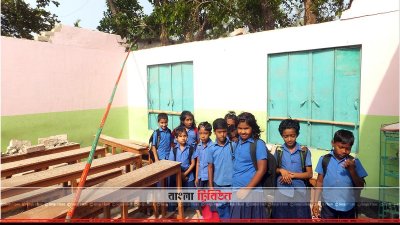 ছাউনিহীন শ্রেণি কক্ষে শিক্ষার্থীরা