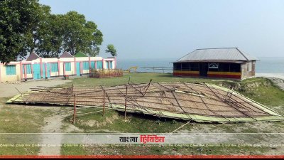 ঝড়ে উড়ে গেছে বিদ্যালয়ের টিন