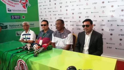 সংবাদমাধ্যমের সঙ্গে কথা বলছেন গর্ডন গ্রিনিজ (বাঁ থেকে তৃতীয়)