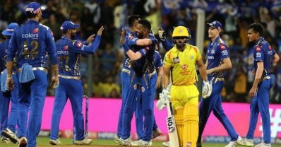 ম্যাচসেরা হার্দিক পান্ডিয়ার সতীর্থদের সঙ্গে উইকেট উদযাপন