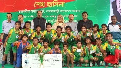 বঙ্গমাতা গোল্ডকাপ জয়ী মেয়েদের সঙ্গে প্রধানমন্ত্রী শেখ হাসিনা। ছবি: ফোকাস বাংলা