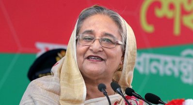 বঙ্গবন্ধু গোল্ডকাপ ও বঙ্গমাতা গোল্ডকাপ ফুটবল টুর্নামেন্টের পুরস্কার বিতরণী মঞ্চে প্রধানমন্ত্রী শেখ হাসিনা। ছবি: ফোকাস বাংলা