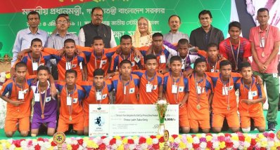 বঙ্গবন্ধু গোল্ডকাপ জয়ী দলের সঙ্গে প্রধানমন্ত্রী শেখ হাসিনা। ছবি: ফোকাস বাংলা