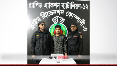 মির্জা সোহান (মাঝে)