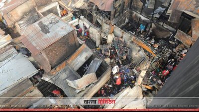 খিলগাঁওয়ের কামারপট্টি বাজারে আগুনে পুড়েছে ২৫ দোকান