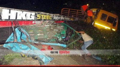 লরিচাপায় দুমড়ে-মুচড়ে যাওয়া অটোরিকশা (ছবি&ndash; প্রতিনিধি)