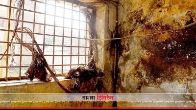 স্বাস্থ্যকেন্দ্রে নেই বিদ্যুৎ, জানালা-দরজাও ভাঙাচোরা