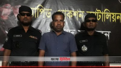 শ্রী দুলাল চন্দ্র দাস (মাঝে)
