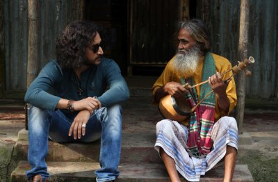 শুটিংয়ে বাউলের সঙ্গে পরমব্রত