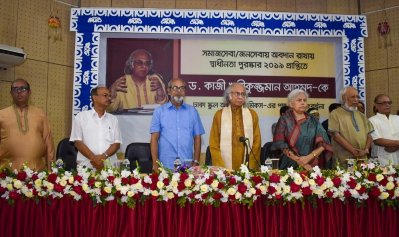 সংবর্ধনা অনুষ্ঠানে কাজী খলিকুজ্জমান আহমদ ও অন্যান্যরা