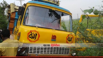 দুই জনকে চাপা দেওয়া ট্রাক (ছবি&ndash; প্রতিনিধি)