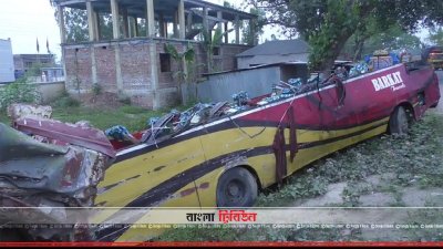 দুর্ঘটনায় দুমড়ে মুচড়ে যাওয়া বাস