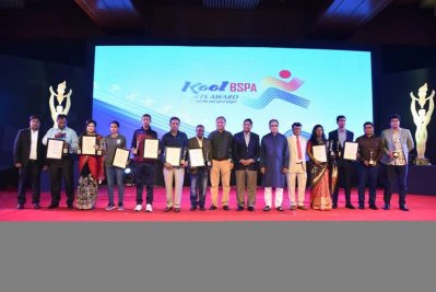 অতিথিদের সঙ্গে পুরস্কৃত ক্রীড়াবিদ ও সংগঠকরা