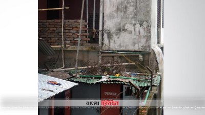 স্কুল ছাদে পড়ছে বহুতল ভবনের নির্মাণ সামগ্রী, আতঙ্কে শিক্ষার্থীরা
