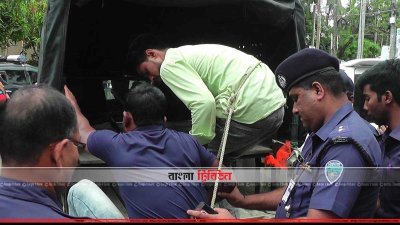আসামিদের আদালতে নিয়ে যাওয়া হচ্ছে