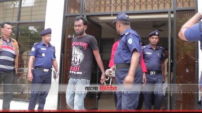 আসামিদের থানা থেকে আদালতে নেওয়া হচ্ছে
