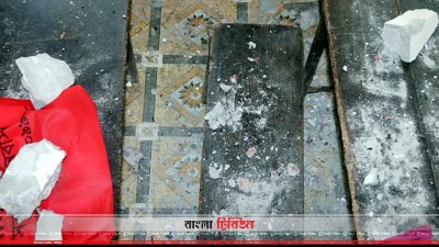 ক্লাস চলার সময় শ্রেনিকক্ষের ছাদের একাংশ ধসে পড়ে 