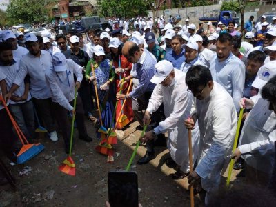 পরিষ্কার পরিচ্ছন্নতা অভিযানে মেয়র আতিকুল ইসলাম