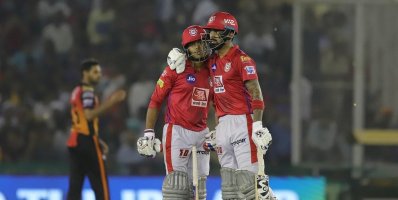 মায়ঙ্ক আগারওয়াল (বামে) ও লোকেশ রাহুলের জুটিতেই জয়ের ভিত পায় পাঞ্জাব