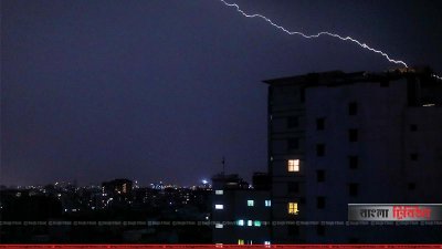রাজধানীতে বজ্রসহ ঝড়ে সন্ধ্যার আগেই নেমে আসে অন্ধকার