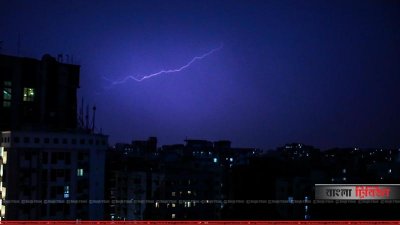 রাজধানীতে বজ্রসহ ঝড়ে সন্ধ্যার আগেই নেমে আসে অন্ধকার